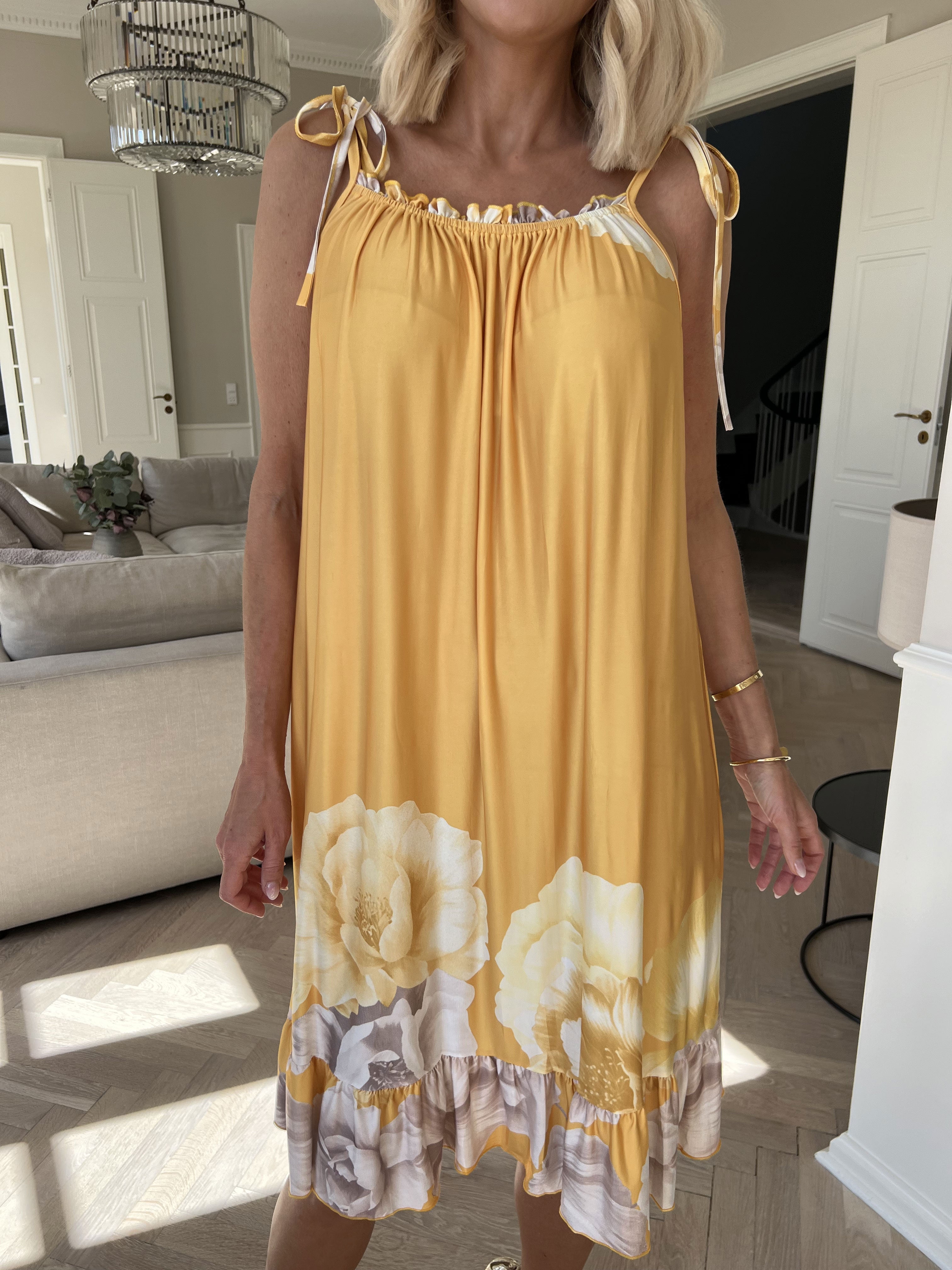 Maya Short - Elastisk strop sommerkjole med blomsterprint